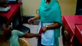 العاهرة الصغيرة تعتن ...
