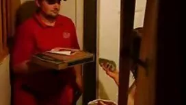 رجل ياباني في مكتب ف ...