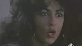 فتاة سمينة ترتدي الأ ...