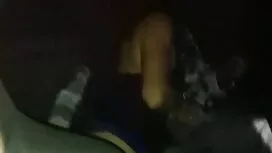 قشر البطاطس بينما اف ...