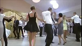 فتاة صغيرة مثارة ترت ...