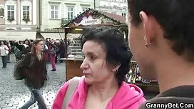 الأم اليابانية وابنه ...